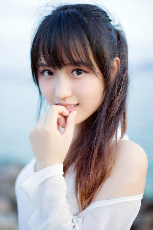 “幼常，蜀中对主公来说，太重要了，一旦输了蜀中，这天下……呵呵……”说到最后，诸葛亮悠悠的叹了口气，这种话，也只能跟马谡说说，其他人，诸葛亮不敢说，也不能说，太打击士气了。